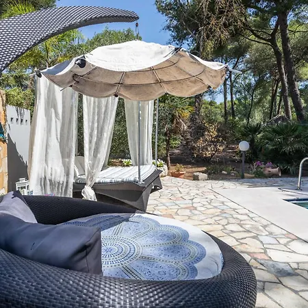 Sole With Pool And Sauna Villa